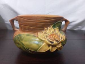 lot 10 image: Vintage Roseville Pottery Water Lily Planter