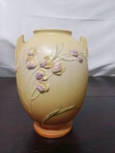 lot 11 image: Vintage Roseville Pottery Ixia Vase