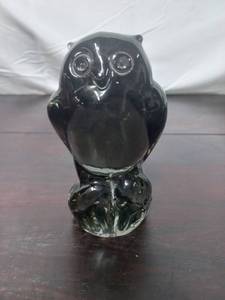 lot 21 image: Smoke Glass Owl Figurine