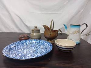 lot 31 image: Collection of Vintage Dcor