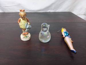 lot 38 image: Hummel, Glass Bird and Ornament