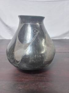 lot 39 image: Southwest Onyx Style Pottery