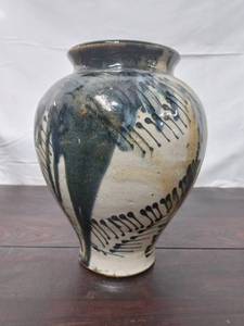 lot 46 image: Ceramic Vase