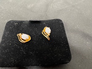 lot 125 image: Gold Opal Earings