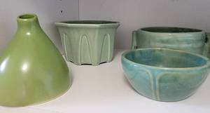 lot 50 image: Celanese Green Ceramic Pottery Collection  Red Wing