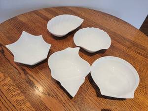 lot 106 image: White Shell Porcelain Serving Pieces by Utsuwakan