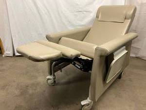 MSRP $3800 WINCO&nbspExtra-Wide&nbspClinical Care Recliner Resident Patient Recovery Geri Chair&nbsp- WOW HEAT &amp MASSAGE Dual Swingaway Arms (Easy Wheelchair Access For Patients) 350lb Capacity Flip Up Trays Both Sides - Great Working Condition