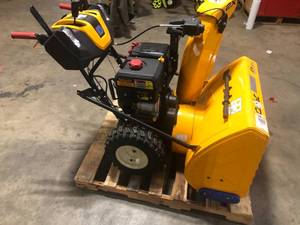 lot 9 image: Cub Cadet 2X 30 MAX Two-Stage Snow Blower in good condition cuwstomer return see pictures
