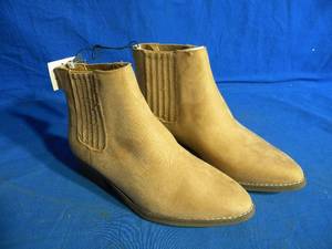 lot 116 image: Brand New with Tags Universal Thread Memory Foam Ladies Dress Boots Size 7 12