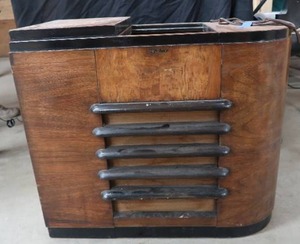 LARGE VINTAGE DECO RADIO