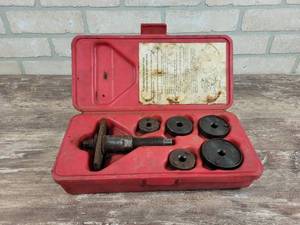 lot 351 image: Universal Disc Brake Caliper Toll Set