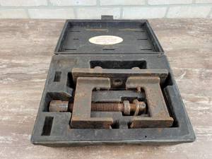 lot 380 image: Old Forge Tools Hub Puller Kit - Model 2525
