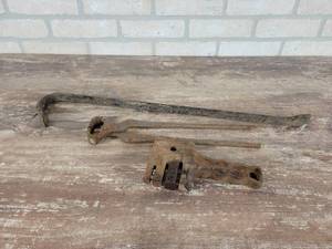 lot 412 image: Crowbar, Nippers and Belt Dresser - NO SHIPPING