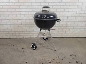 lot 430 image: Weber Charcoal Kettle Grill - NO SHIPPING