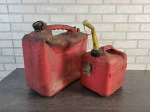 lot 452 image: 2 & 5 Gallon Poly Gas Cans - NO SHIPPING