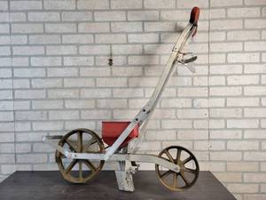 lot 455 image: Earthway Products Model 1001B Garden Seeder - NO SHIPPING