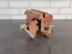 lot 463 image: Columbian 4.5 Bench Vise - Model 1045
