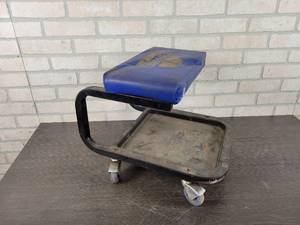 lot 487 image: Carquest Rolling Mechanics Stool - NO SHIPPING