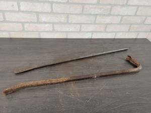 lot 518 image: Tire Bar and Crow Bar - NO SHIPPING