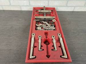 lot 541 image: Snap-on Gear Puller Kit (Incomplete)