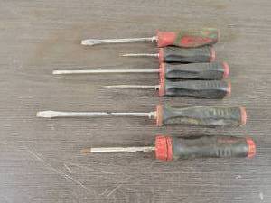 lot 594 image: (6) Snap-on Screwdrivers, one is Ratcheting  - Longest is Approx. 13