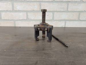 lot 613 image: Schley Products SP Harmonic Balancer Damper Pulley & Hub Puller Tool - Model 97400