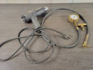 lot 623 image: Snap-on Pressure Gauge 8-1920 and Blue-Point Heat Gun (works)