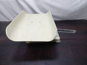 lot 4 image: Health-O-Meter Stork Scale