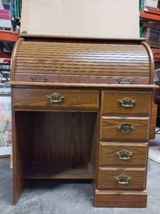 lot 62 image: Riverside Furniture Wood Roll-Top Desk