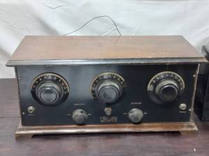 lot 85 image: Old Freshman Masterpiece Radio With Battery Eliminator By Antique Radios Inc.