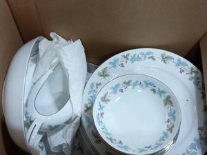 lot 91 image: Vintage Fine China 6701 Grape Vine China