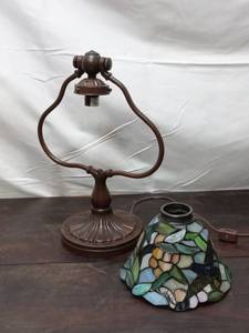 lot 115 image: Stained Glass Accent Lamp