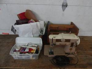 lot 10 image: Singer Model 401A Sewing Machine With Accessories