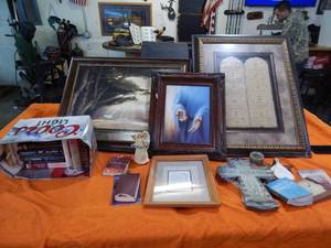 lot 43 image: Religious Pictures & Decor