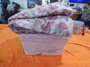 lot 49 image: Tote With Lid Full Of Blankets