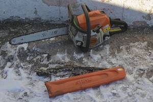lot 19 image: STIHL MS 211 Chainsaw, extra chains and guard