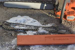 lot 18 image: Husqvarna 555 Chainsaw with extra chains and guard