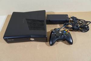 lot 37 image: Microsoft Xbox 360 Game System with Controller - 320 GB