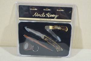 lot 103 image: Schrade Uncle Henry Limited Edition Knife Gift Set