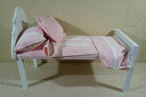 lot 124 image: Doll Bed with Bedding - For 18 Dolls