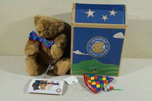 lot 128 image: Vermont Teddy Bear Co Birthday Bear