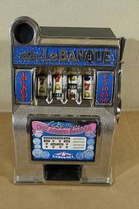 lot 178 image: Vintage Metal Slot Machine Bank Carousel Le Banque