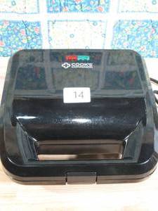 lot 14 image: Cooks Companion� 750W Waffle Maker & Panini Press w Plates