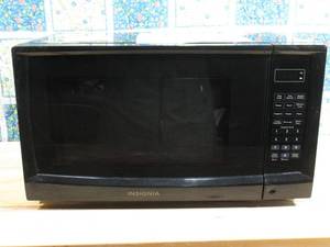 lot 21 image: Insignia - 0.7 Cu. Ft. Compact Microwave - Black