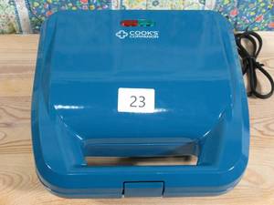 lot 23 image: Cooks Companion� 750W Waffle Maker & Panini Press w Plates