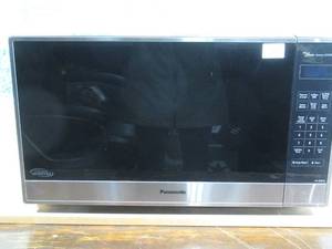 lot 25 image: Panasonic Genius Sensor 2.2 Cu. Ft. 1250W Microwave Oven