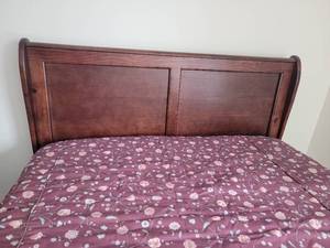 lot 11 image: Contemporary Oak Queen Sleigh Bed
