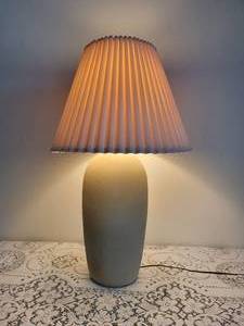 lot 18 image: Modern 80s Art Deco Dry Clay Table lamp