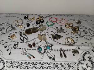 lot 20 image: Stylish Costume Earing Jewelry