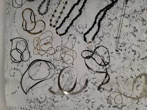 lot 21 image: Costume Jewelry Neckless Large Collection